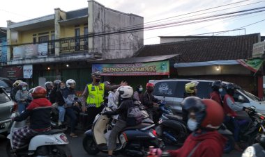 Urai Kemacetan Polisi Gatur Lalin Dan Bantu Menyeberangkan Karyawan