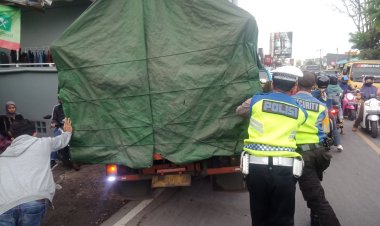 Polisi Di Sukalarang Bantu Dorong Truk Mogok demi Kelancaran Lalu Lintas