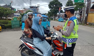 Ciptakan Ketertiban, Unit Lantas Polsek Sukalarang Berikan Teguran Humanis