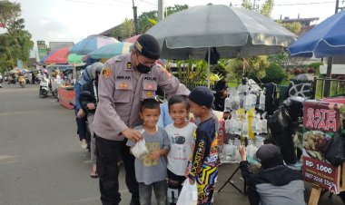 Ramadhan Berbagi, Polsek Sukalarang Berbagi Takjil Gratis Untuk Masyarakat