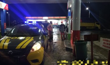 Patroli Malam Polsek Sukalarang Datangi SPBU Kontrol Siskamtibmas