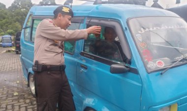 Ramadhan Berbagi, Polsek Sukalarang Berikan Takjil Gratis Kepada Pengguna Jalan
