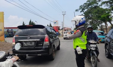 Ops Ketupat Lodaya 2023.Anggota Pospam Sukalarang Melaksanakan Gatur Lalin