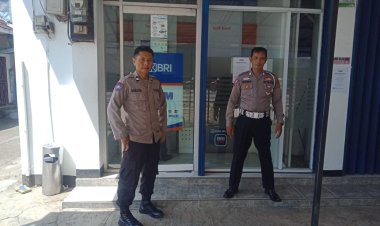 Rutinitas Personel Pos Pam Al-Jabaar Sukalarang Kontrol ATM Bank BRI