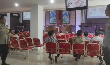 Bhabinkamtibmas Polsek Sukalarang PAM Gereja Ciptakan Rasa Aman Bagi Jemaat