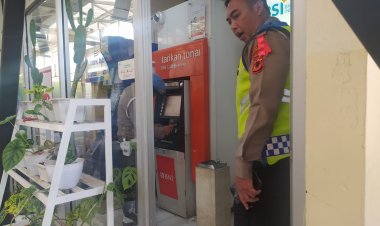 cegah kejahatan Perbankan, Personel Pos Pam Al-Jabaar Sukalarang Kontrol ATM