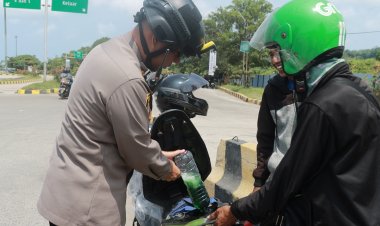 Mogok Kehabisan Bensin di Pelabuhan Bakauheni, Pemudik Motor Asal Jakarta Sumringah Ditolong Polisi