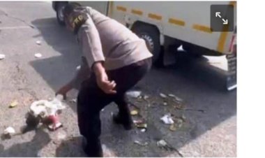 Keren! Anggota Polres Lamsel Punguti Sampah Diposting di Story IG Kapolri