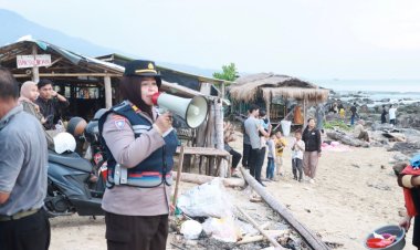 Kasat Binmas Polres Lampung Selatan Beri Himbauan Bagi Pengunjung  Wisata di Pantai