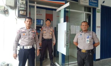 Personel Pos Pam Al-Jabaar Sukalarang Kontrol ATM Saat Patroli Siang