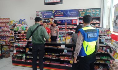Kontrol Minimarket, Petugas Patroli Berikan Rasa Aman Bagi Masyarakat
