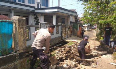 Antisipasi Banjir Saat Hujan, Polisi Bantu Warga Kerja Bakti