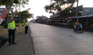 Personel Pos Pam Al-Jabaar Sukalarang Laksanakan Gatur Lalin Pagi