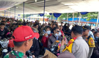 Cuaca Panas, Polres Lampung Selatan dan Pemangku Kepentingan Bagikan Air Mineral Ke Pemudik di Bakauheni