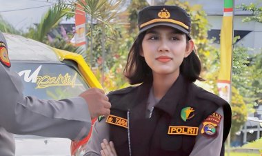 Aksi Polisi Cantik Polres Lampung Selatan Bagikan Bingkisan Untuk Pemudik Cilik di Pelabuhan Bakauheni