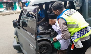 Aksi Humanis Polisi Polsek Sukalarang Bantu Lansia di Jalan