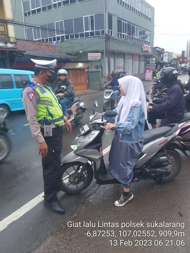 Unit Lantas Polsek Sukalarang Berikan Teguran Humanis Pada Pelajar