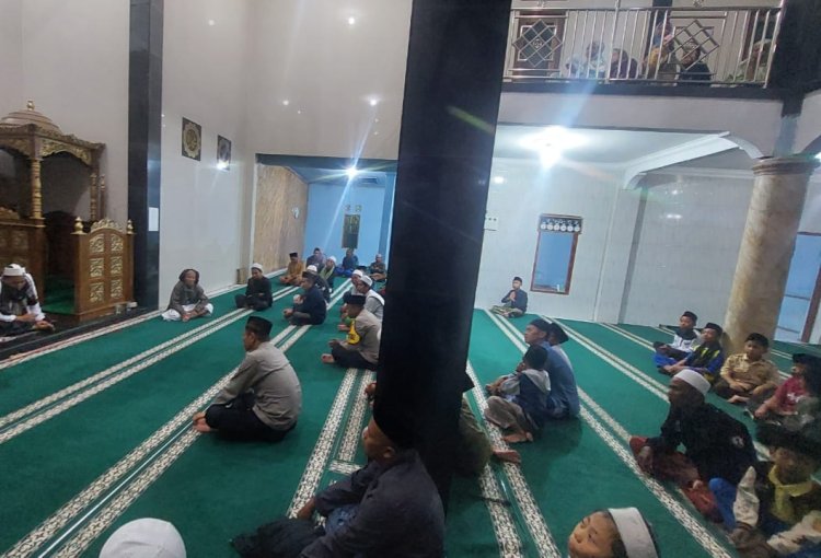 Kapolsek Sukalarang Laksanakan Giat TRANSIT ( Taraweh Antar Masigit ) di Masjid Jami Al-Husna