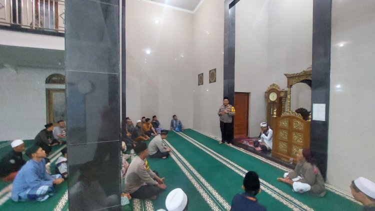 Kapolsek Sukalarang Berikan Tausiah Usai Menjalankan Solat Tarawih