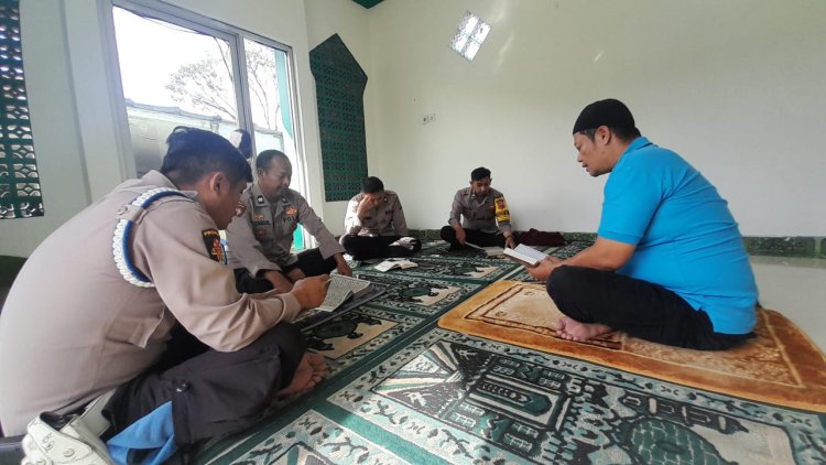 Selama Ramadan, Polsek Sukalarang Gelar Program SARUNGAN ( Sarerea Ngariung Ngaji Al-Qur’an )