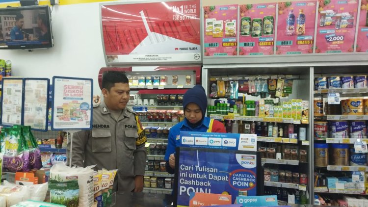 Bhabinkamtibmas Desa Pasirhalang Sambangi Karyawan Indomaret