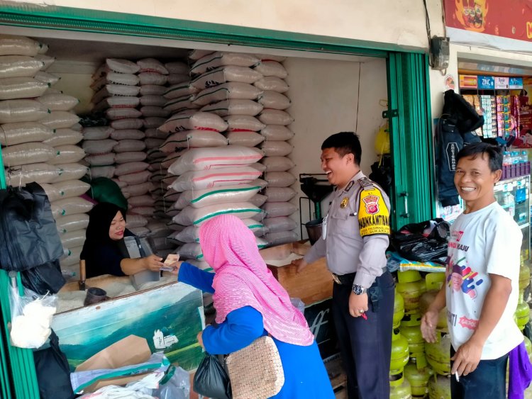Bhabinkamtibmas Desa Pasirhalang Sambangi Pedagang Pasar Sukaraja