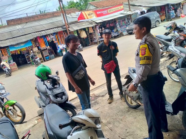 Bhabinkamtibmas Melaksanakan Giat Dialogis Kepada Tukang Parkir.