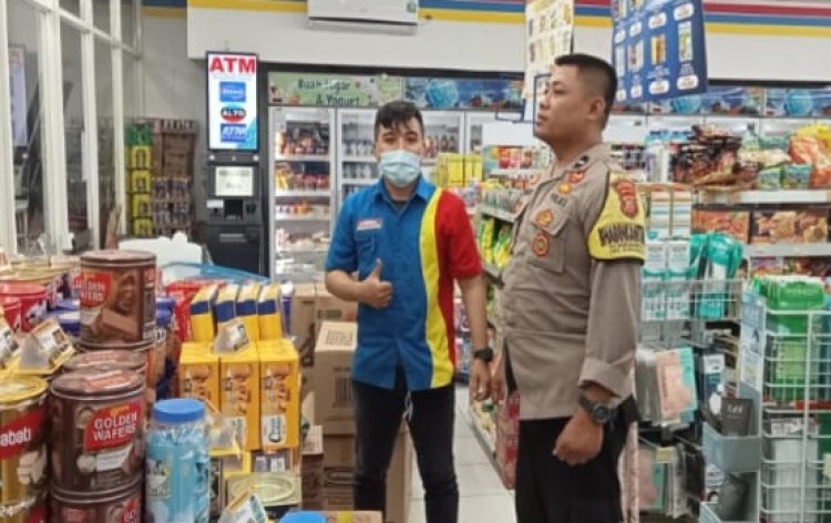 Bhabinkamtibmas Desa Sukamekar Sambangi Karyawan Indomaret