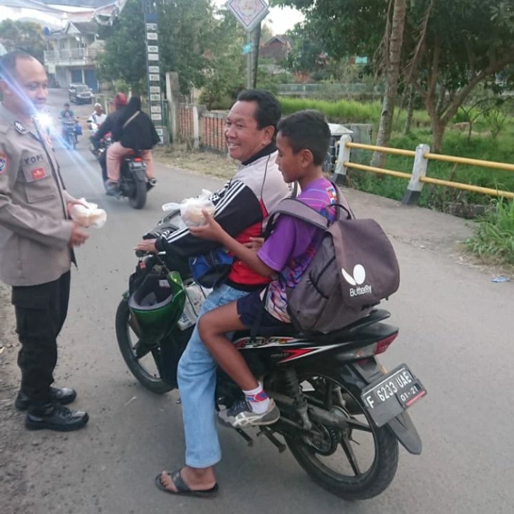 BATASA (BERBAGI TAKJIL SEBELUM BUKA PUASA) POLSEK KEBON PEDES