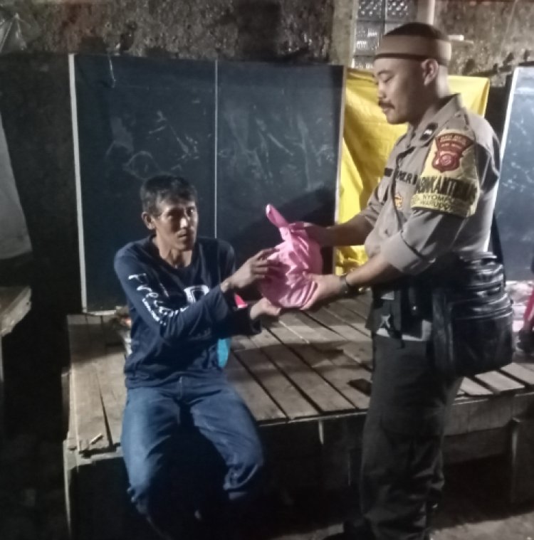 PAS SAHUR (Patroli Saat Sahur) Polsek Warudoyong membagikan sembako kepada warga