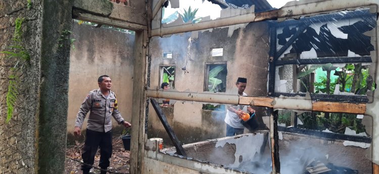 Sigap, Anggota Polsek Cireunghas Polres Sukabumi Kota Bantu Warga Padamkan Kebakaran Rumah