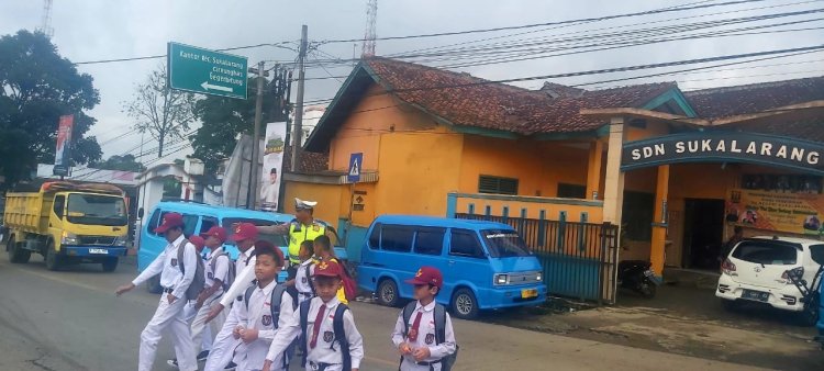 Wujud Kepedulian, Polisi Bantu Anak Sekolah Menyeberang Jalan