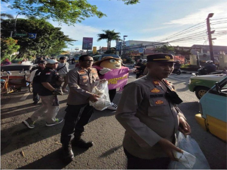 Polres Metro Kota Tangerang Bareng Abouttimg Berbagi Takjil Buka Puasa