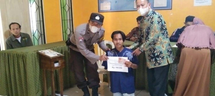 Bhabinkamtibmas Desa Selawangi Pendampingan Penyaluran BLT (Bantuan Langsung Tunai)