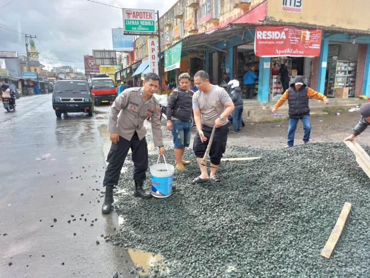 Kapolsek Kebon Pedes Berinisiatif Perbaiki Jalan Rusak