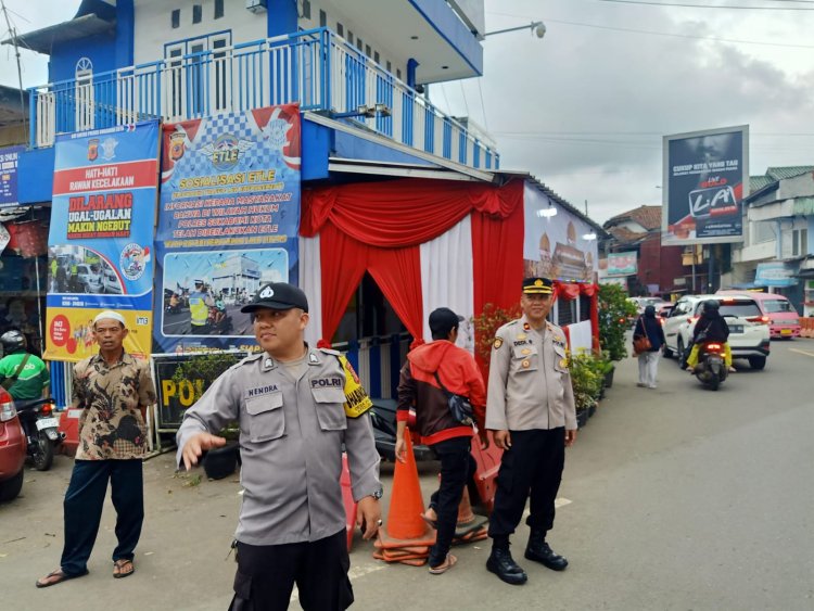 Memberikan Pelayanan Terbaik Bagi Masyarakat Anggota Polsek Sukaraja Melakukan Pengaturan Lalu Lintas Di Jalan Rawan Kemacetan