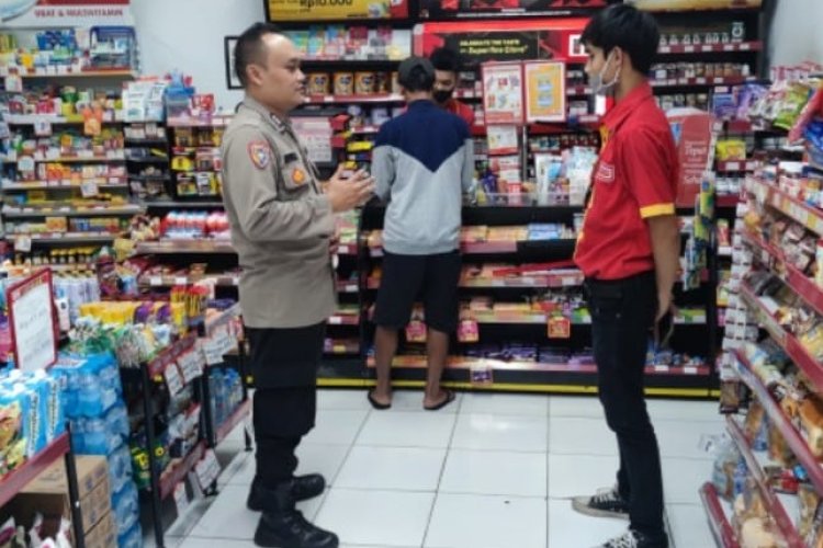 Bhabinkamtibmas Desa Sukaraja Sambangi Karyawan Alfamart