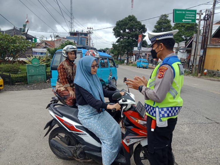 Ciptakan Ketertiban, Unit Lantas Polsek Sukalarang Berikan Teguran Humanis