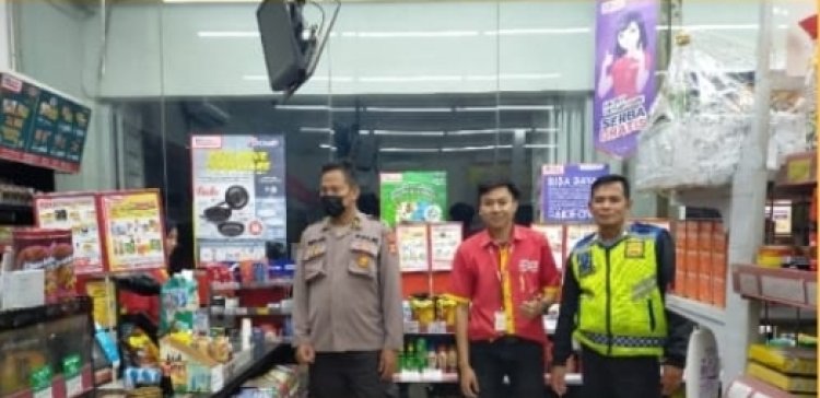 Gelar Patroli Ops Ketupat Lodaya 2023 Polsek Sukalarang Kontrol Minimarket
