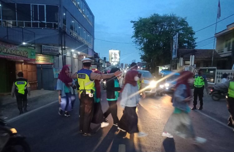 Urai Kemacetan Di Pagi Hari, Polsek Sukalarang Laksanakan Gatur Lalin