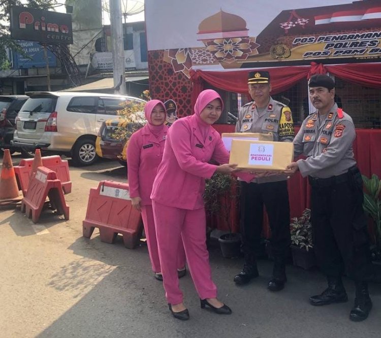 Bhayangkari Peduli Kunjungi Personil Pos Pam Ops Ketupat Lodaya