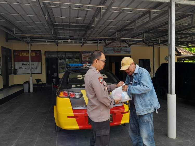 Polsek Warudoyong Polres Sukabumi Kota,Berbagi Sembako Kepada Warga Yang Membutuhkan