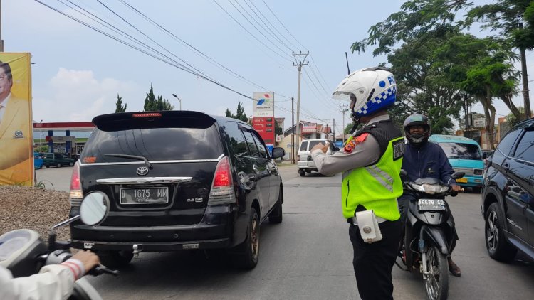 Ops Ketupat Lodaya 2023.Anggota Pospam Sukalarang Melaksanakan Gatur Lalin