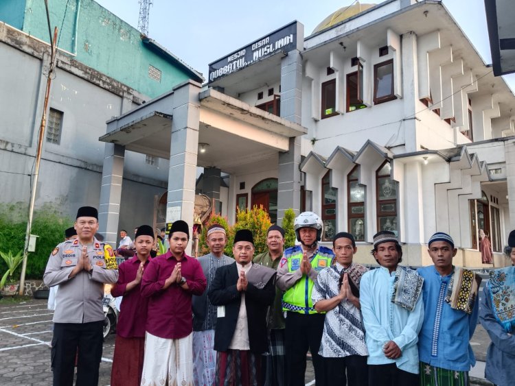 Kapolsek Sukaraja bersama Anggota Polsek Sukaraja Polres Sukabumi Kota Melaksanakan Pengamanan Shalat Idul Fitri 1444 H