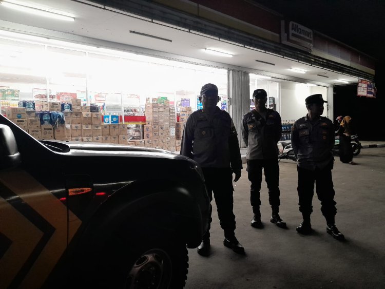 Kapolsek Sukalarang Gelar Patroli Ops Ketupat Lodaya 2023 Kontrol Minimarket