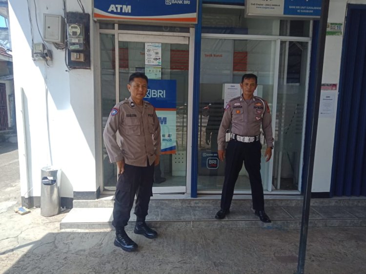 Rutinitas Personel Pos Pam Al-Jabaar Sukalarang Kontrol ATM Bank BRI