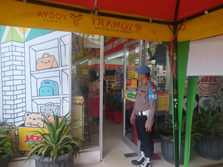 Giat Patroli Ops Ketupat 2023 Kapolsek Sukalarang Kontrol Minimarket