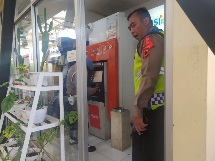cegah kejahatan Perbankan, Personel Pos Pam Al-Jabaar Sukalarang Kontrol ATM