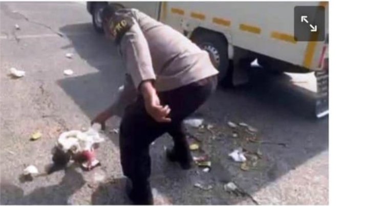 Keren! Anggota Polres Lamsel Punguti Sampah Diposting di Story IG Kapolri