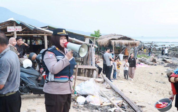 Kasat Binmas Polres Lampung Selatan Beri Himbauan Bagi Pengunjung  Wisata di Pantai